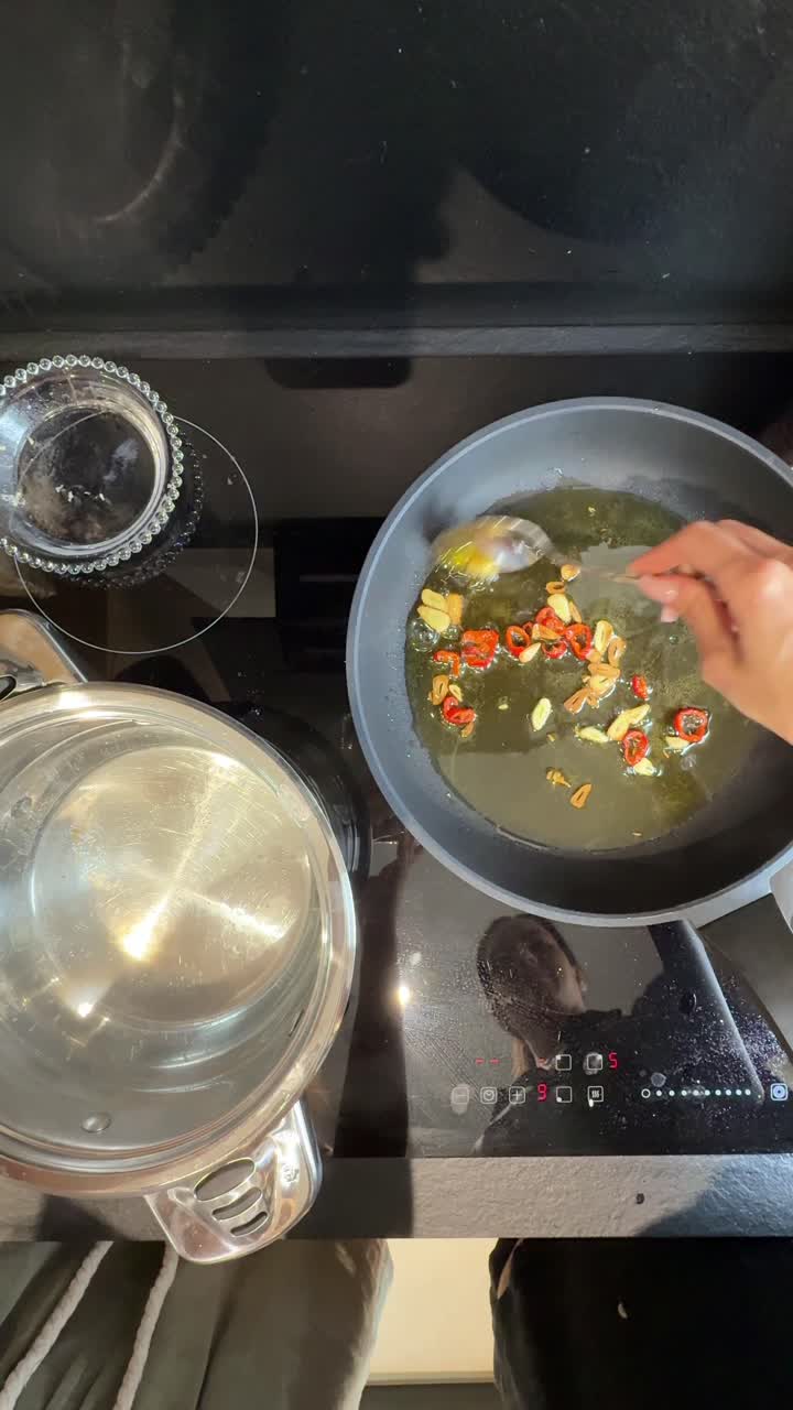 Cooking with garlic and red pepper