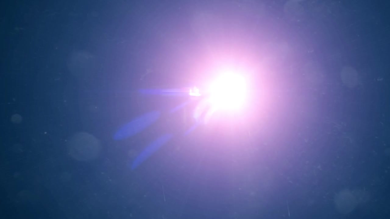 Effetto bagliore della lente cinematografico che appare e svanisce