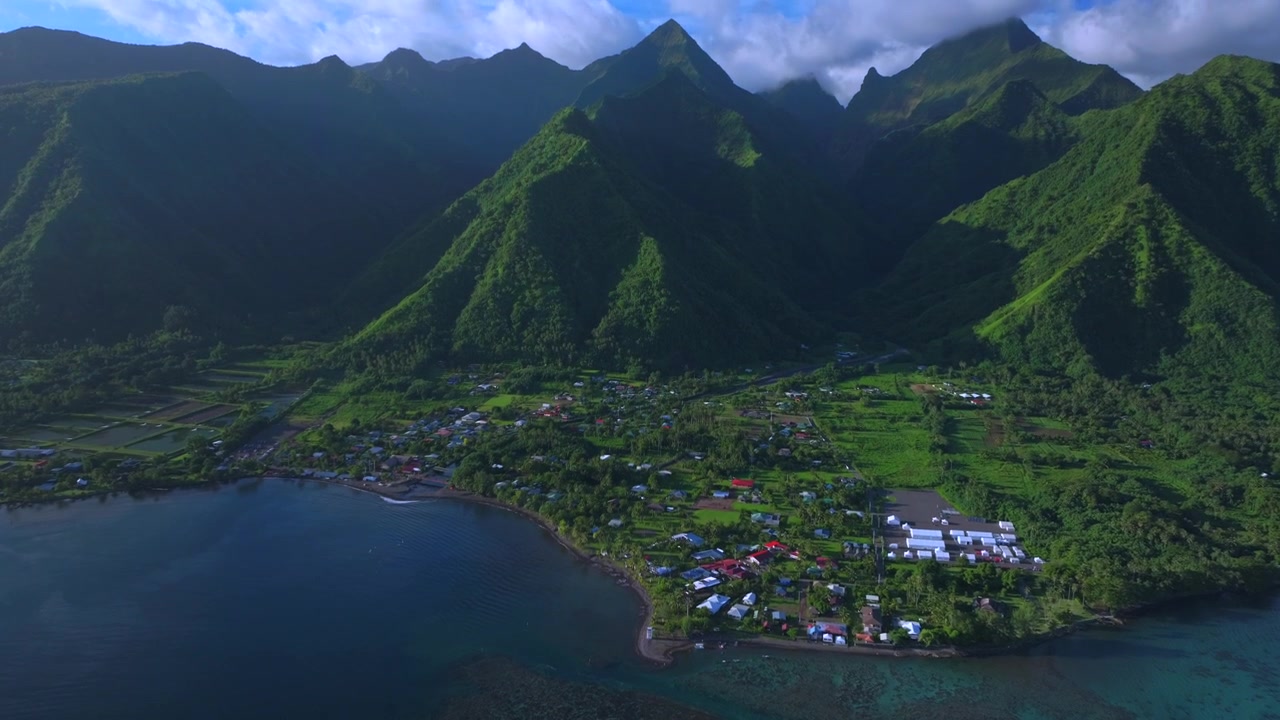 Teahupo'o köy adası Yolun Sonu sahili tur tekneleri Güney Pasifik Okyanusu mercan resifi havadan drone Tahiti Fransız Polinezyası adası güneşli mavi gökyüzü lagün sörfü Passe Havea limanı durağan manzara.