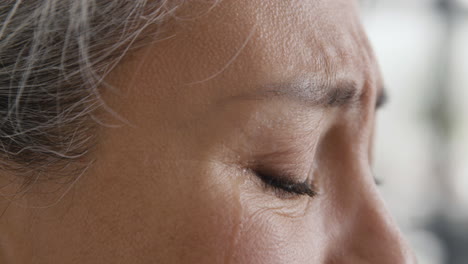 Primer-Plano-De-La-Cara-De-Una-Triste-Mujer-De-Mediana-Edad-Llorando