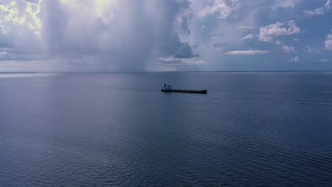 Barco-Cruzando-El-Parque-Estatal-De-Fort-Desoto-En-Florida