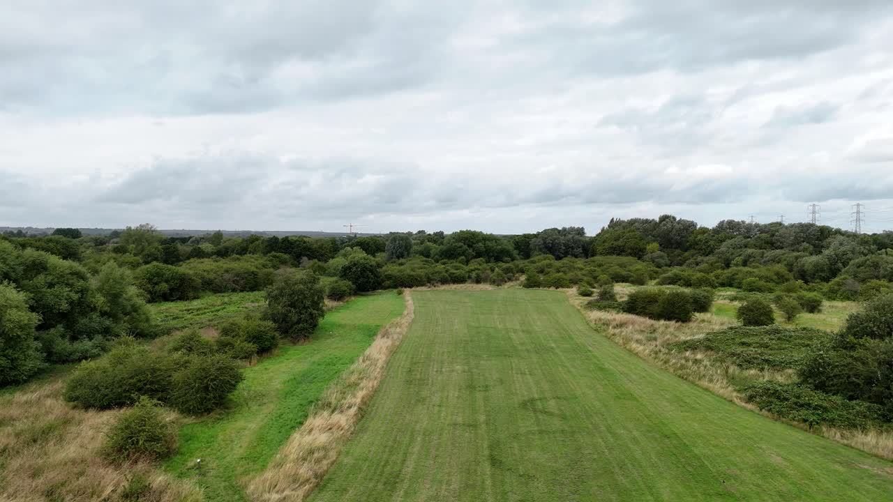 estableciendo una vista aérea volando a través de una larga extensión de césped en el parque subiendo y mirando hacia abajo sobre pintorescos lagos ocultos