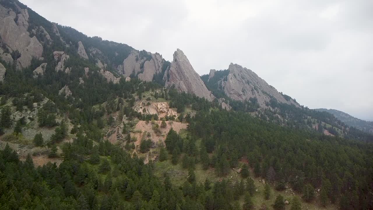 vista aérea de flatirons rodeados de humo de incendios forestales y paisaje de niebla, boulder, colorado