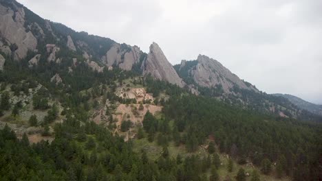 vista aérea de flatirons rodeados de humo de incendios forestales y paisaje de niebla, boulder, colorado