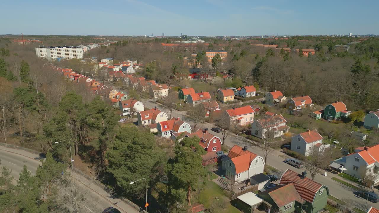 Charmerende familiehuse i en frodig grøn svensk haveby