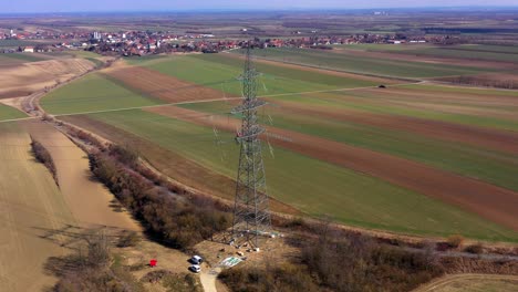 Vista-Aérea-Del-Poste-Eléctrico-Con-Vistas-Al-Campo-En-La-Ciudad-Rural