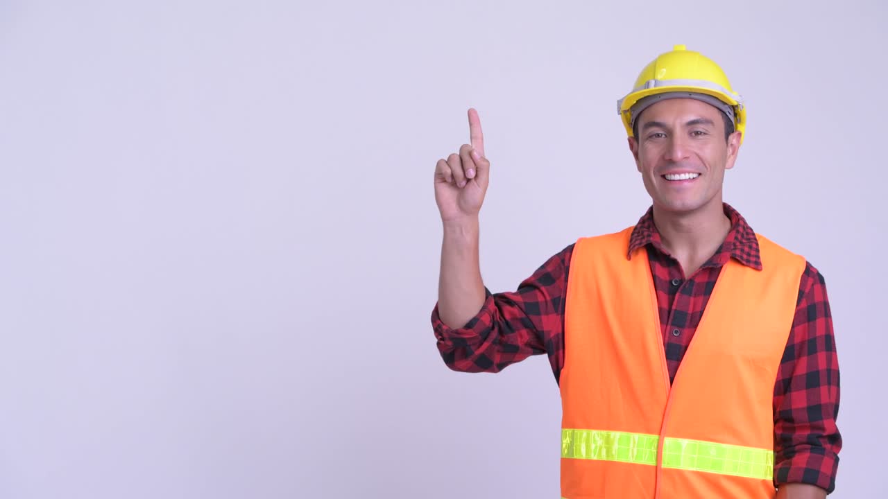 joven y guapo hombre hispano trabajador de la construcción
