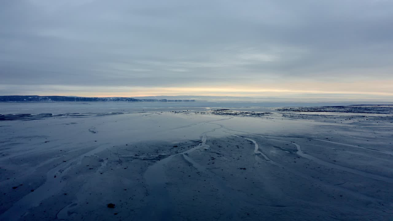 charlevoix에서 겨울에 해변 해안의 물 위에 공중 촬영