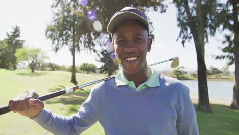 video de un feliz hombre afroamericano sosteniendo un palo de golf en el golf archivado