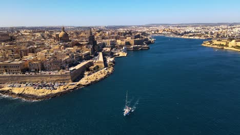 navegando en valetta, malta -4k drone shot