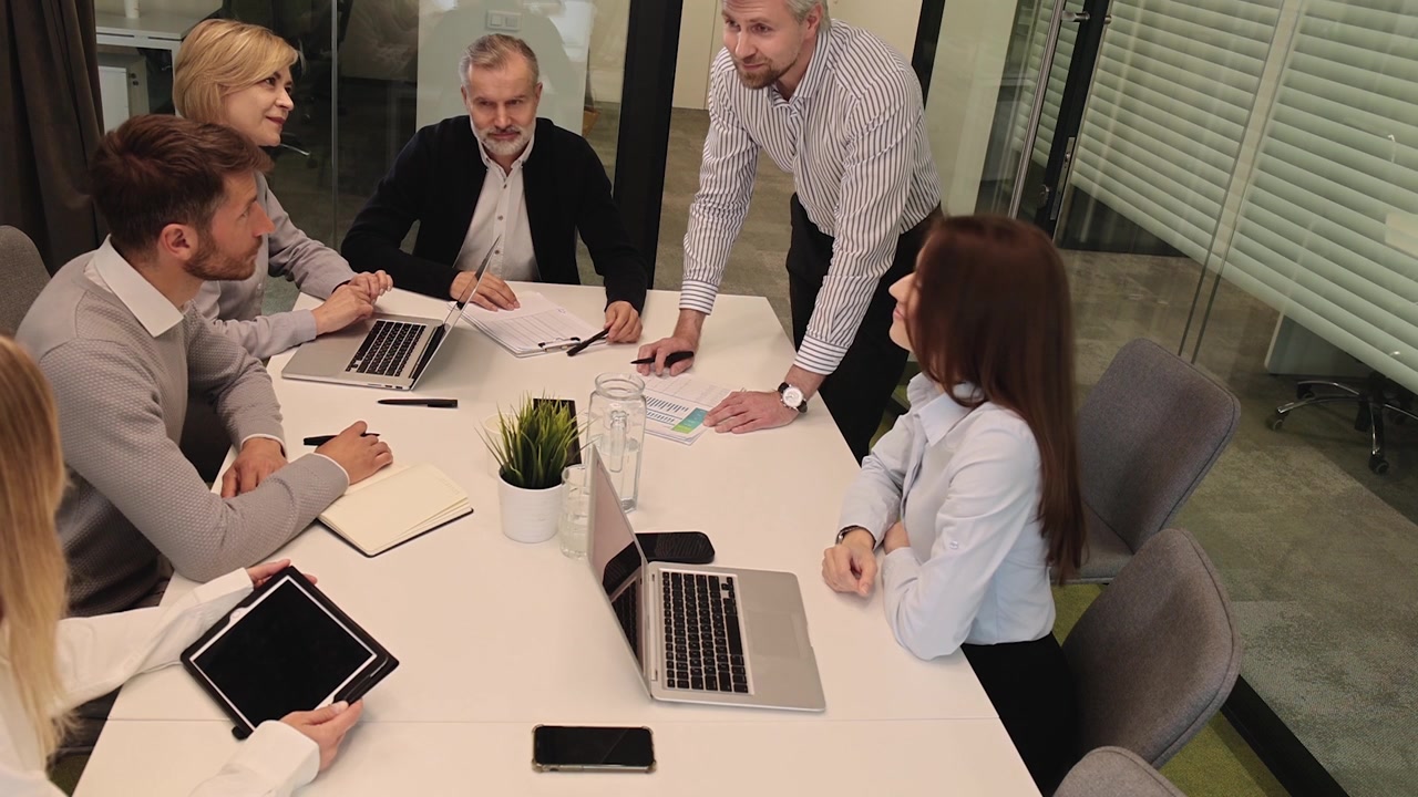 Equipe de negócios diversificada colaborando em uma reunião em um escritório moderno