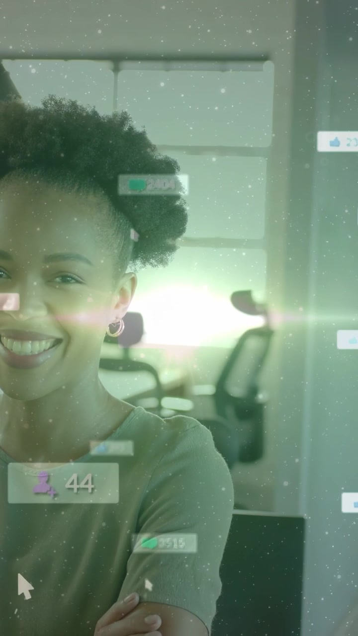Video verticale: Donna che sorride e incrocia le braccia, aggiornamento dati che anima badge sul viso per il business.