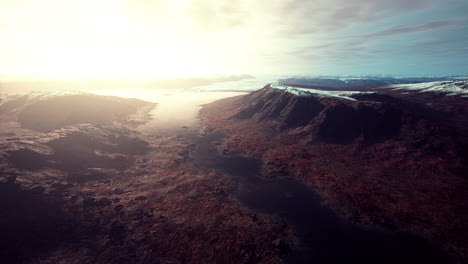 Hermoso-Paisaje-Con-Mar-Frío-Y-Montañas-Nevadas