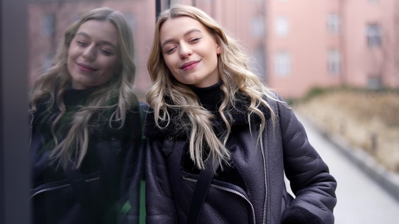 Молодая женщина на открытом воздухе