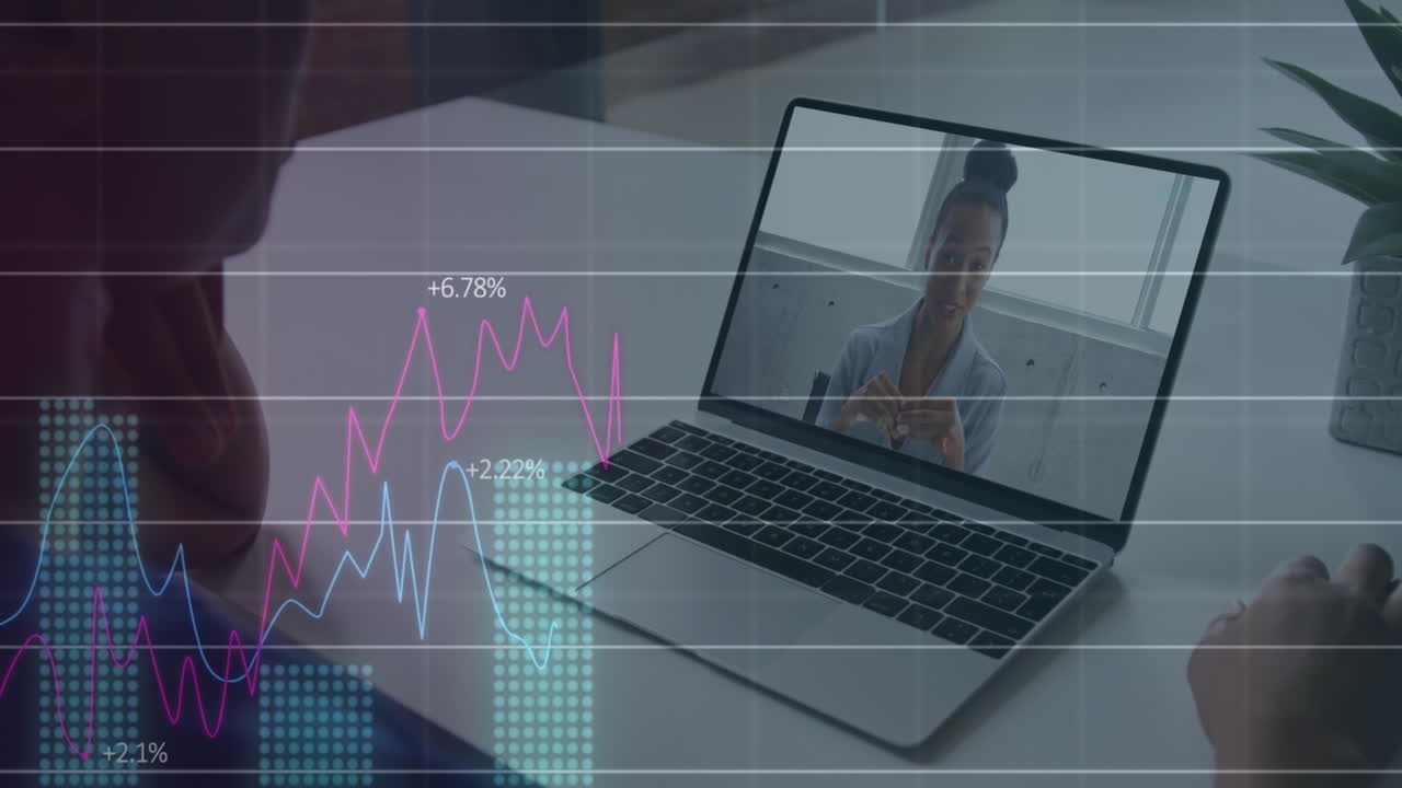 animación de estadísticas y procesamiento de datos sobre una mujer de negocios biracial en una videollamada portátil