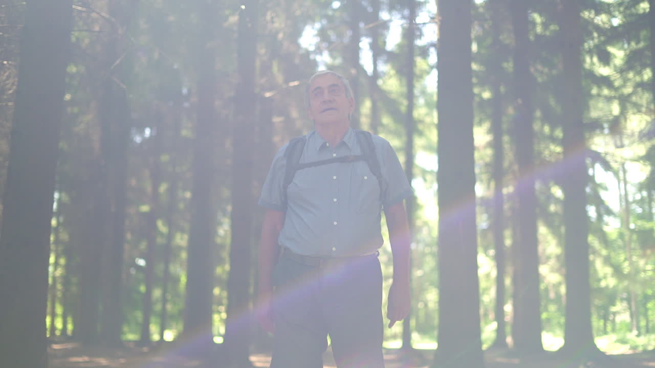 숲에서 산책하는 남자