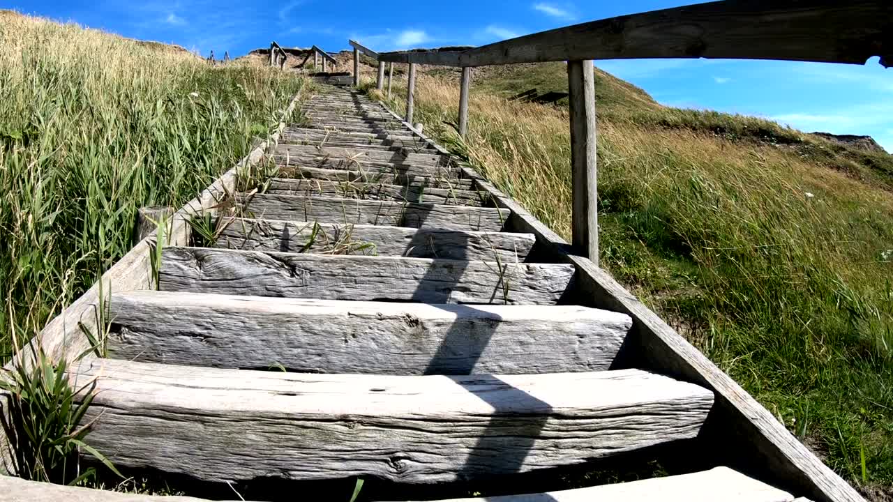 escaleras en las dunas de arena con hierba de duna, bovbjerg, mar del norte, dunas de senderismo, protección de diques, jutlandia, dinamarca, 4k