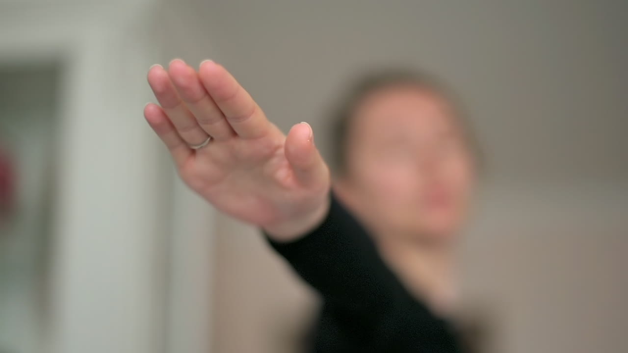 스포츠 의류 를 입은 여자 가 집 에서 요가 를 하고 있다