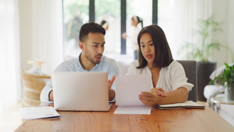 Worried,-stressed-married-couple-discussing-online