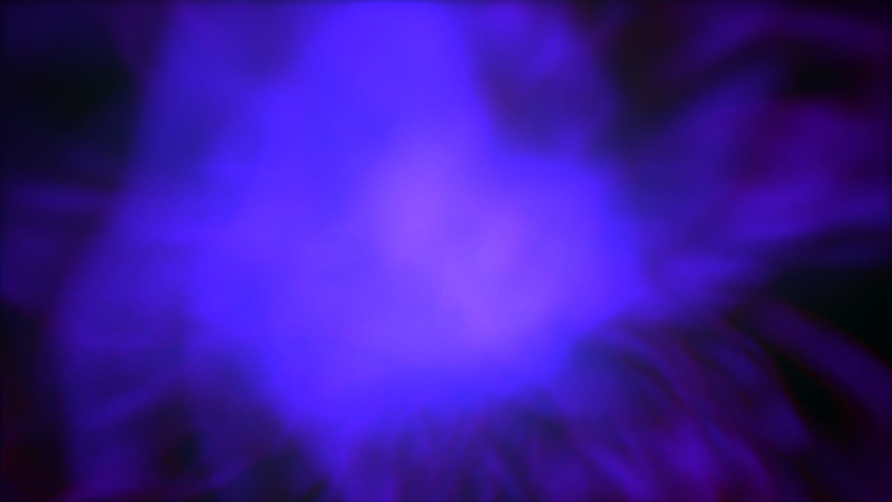 Primo piano di un bellissimo fiore blu con petali vividi a fuoco e un centro leggermente sfocato, su uno sfondo scuro privo di elementi aggiuntivi