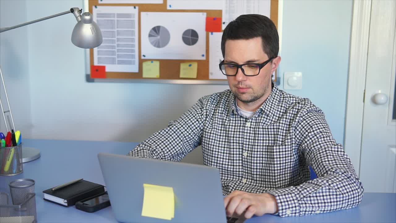 hombre trabajando en una computadora portátil en una oficina