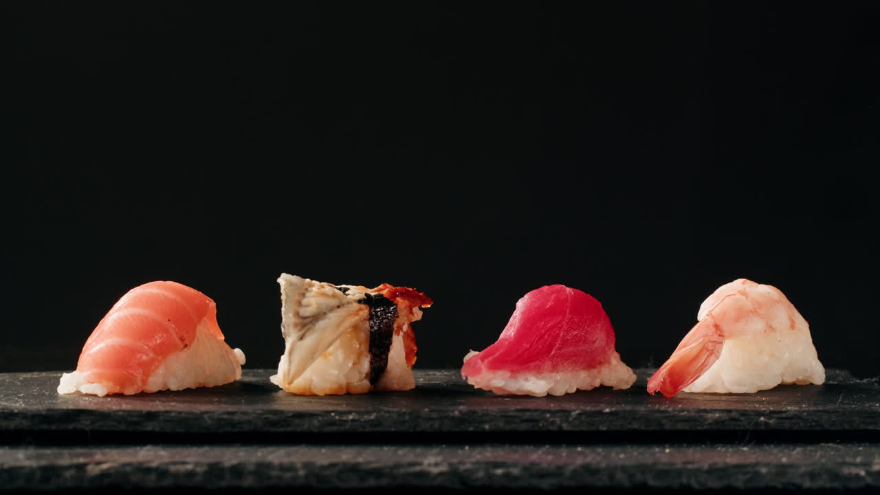Piatto di sashimi, ristorante giapponese, fette fresche di tonno e salmone in un locale moderno, cibo tradizionale, piatto di pesce rosso crudo, omega 3