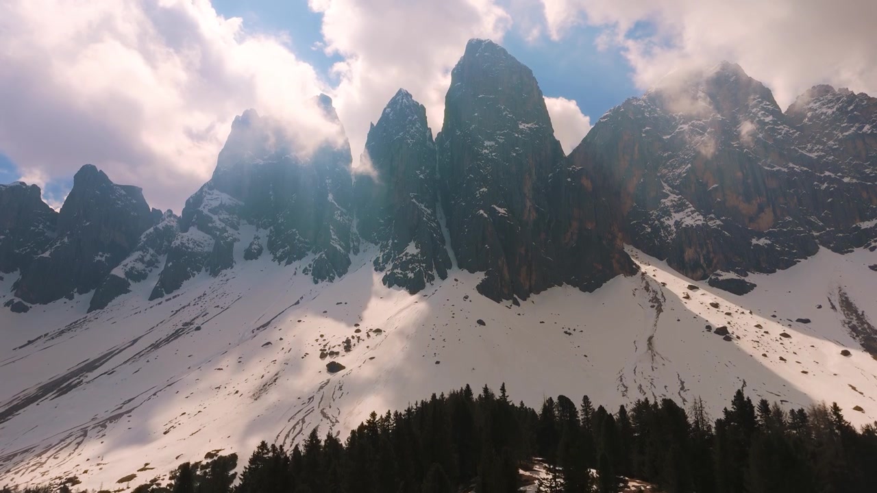 Alpine fyrretræer foran majestætiske Odle-tinder i Puez-Geisler, Dolomitterne, Sydtyrol, Italien
