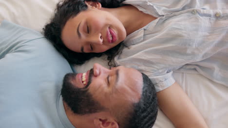 amor, pareja feliz y relajarse en una cama desde arriba