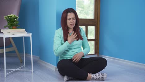 Mujer-Enferma-Tosiendo-Apoyada-Contra-La-Pared.-Desesperanzado.