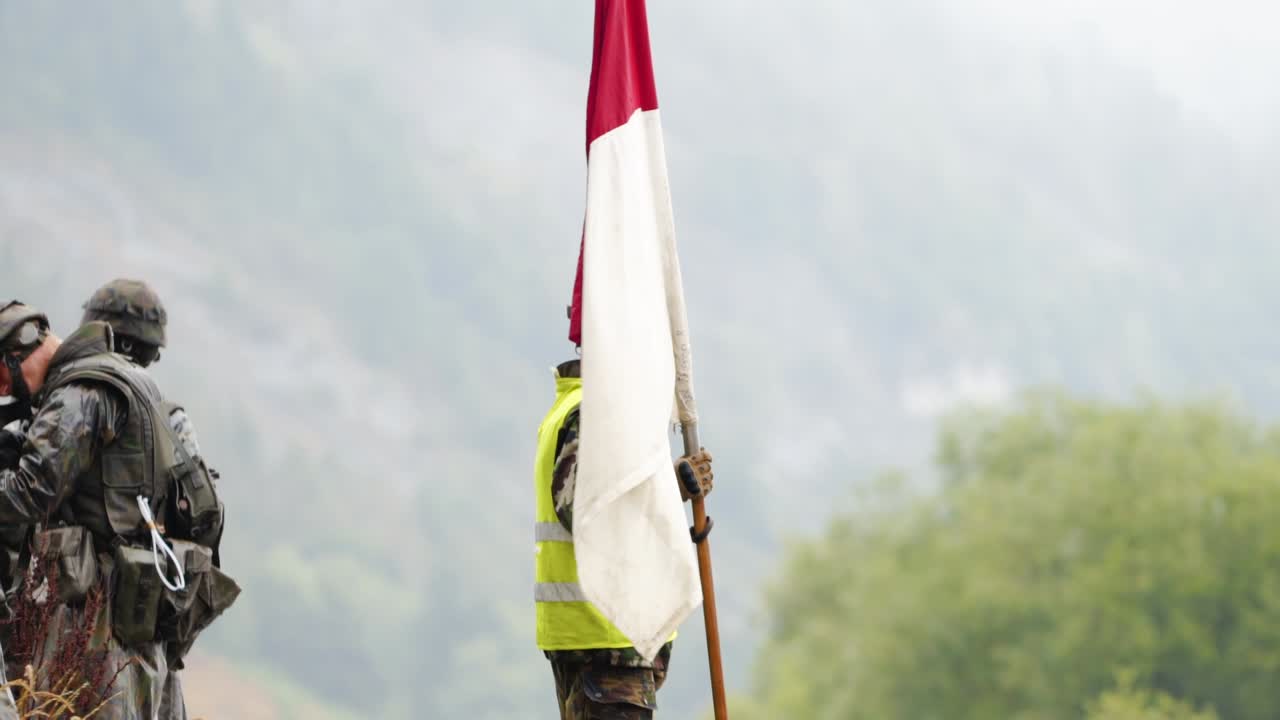 Preparazione di arma da fuoco per operazione militare