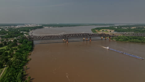 Memphis-Tennessee-Aerial-V38-Flyover-Mississippi-River-Schwenkansicht-Mit-Aufnahme-Der-Harahan-Bridge-Und-Des-Arkansas-Riverside-Park-Mit-Einem-Schlepper,-Der-Einen-Lastkahn-Auf-Der-Wasserstraße-Schiebt-–-Aufgenommen-Mit-Mavic-3-Cine-–-Mai-2022