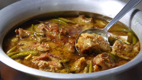 carne de res o cordero con curry en una olla