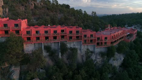 toma aérea de un hotel en el cañón de urique al amanecer en divisadero, región del cañón del cobre, chihuahua