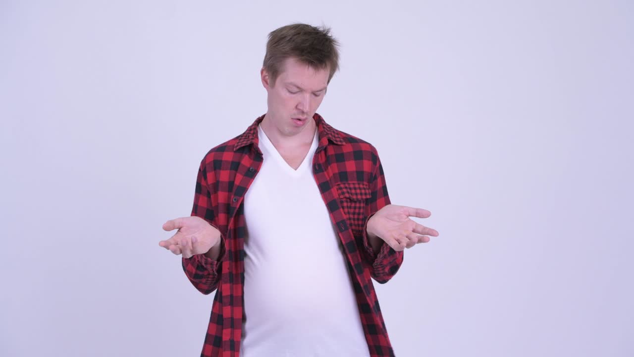 큰 배를 가진 젊은 스터