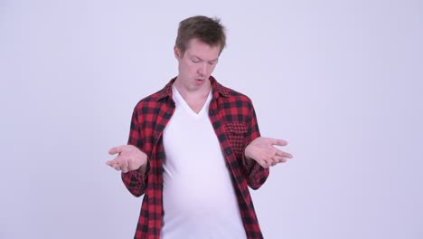 큰 배를 가진 젊은 스터