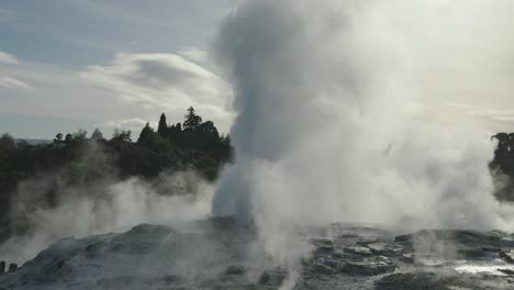 Geothermischer-Geysir-Rotorua,-Neuseeland,-Zeitlupen-Weitwinkelaufnahme