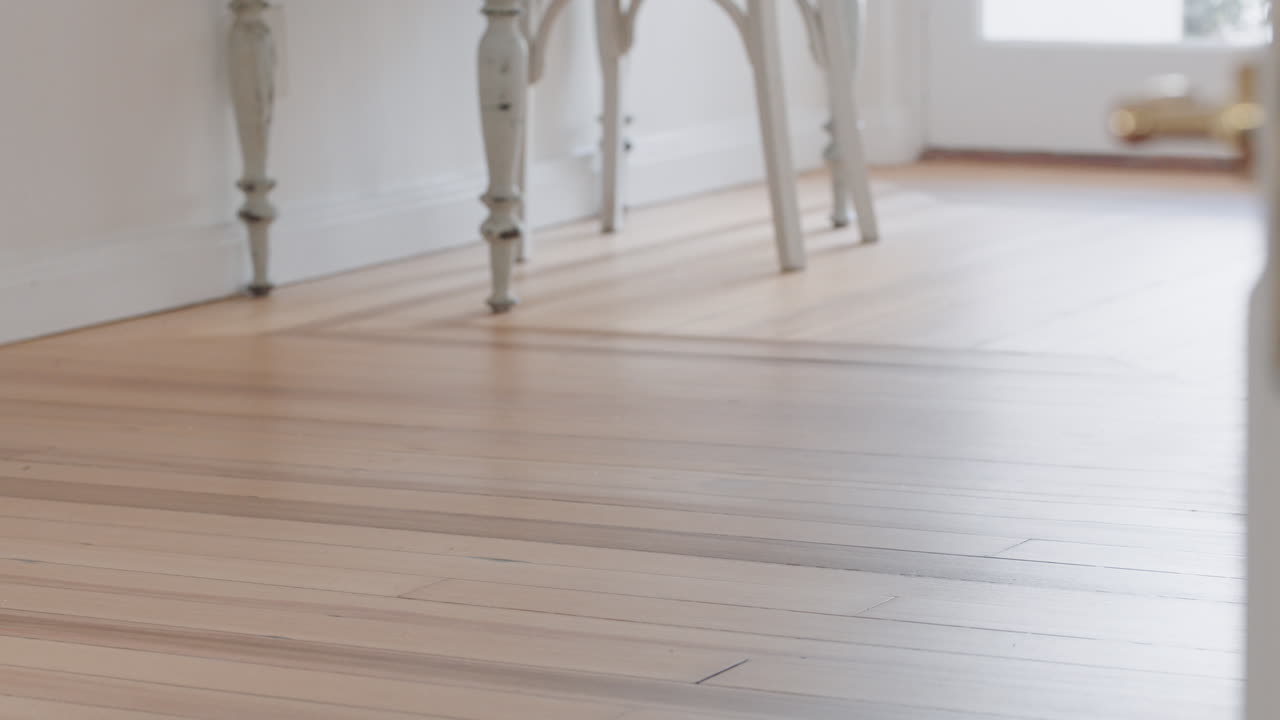 행복한 아기가  ⁇ 는 법을 배우고, 집을 탐험하는 유아, 호기심 많은 아기가 집을  ⁇ 고, 어린 시절을 즐기고