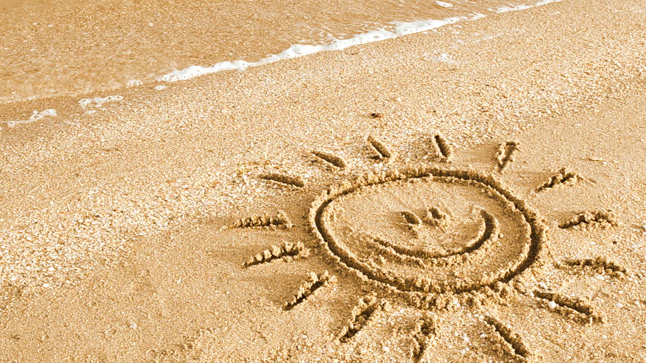 Disegno del sole sulla spiaggia. Spiaggia e disegno.