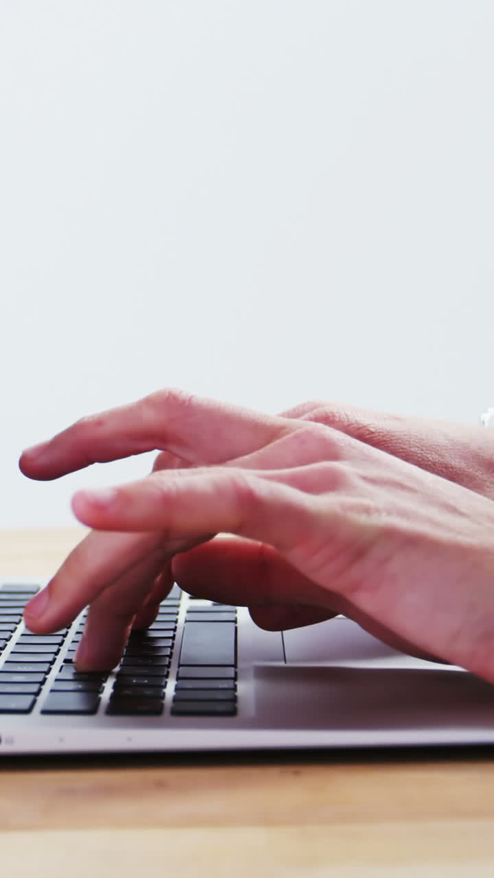 hombre trabajando en una computadora portátil