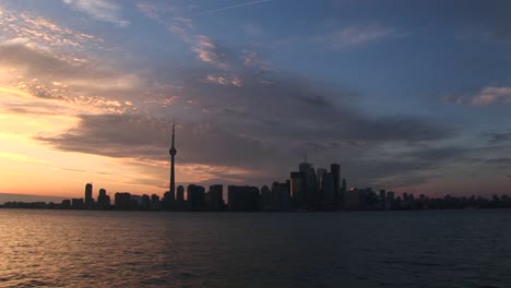 un espectacular cielo de hora dorada es el telón de fondo de esta vista frente al mar del horizonte de toronto