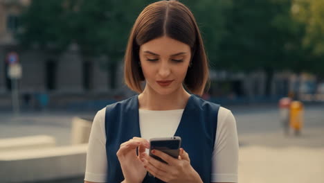 mujer usando teléfono inteligente en la ciudad