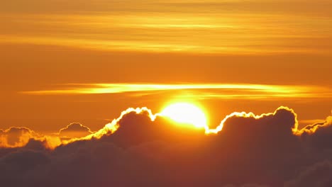 amanecer o atardecer a través de las nubes
