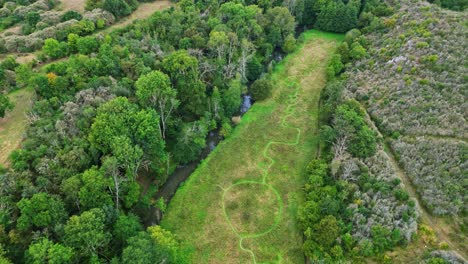 el río erve cruza el campo francés cerca de las cuevas de saulges, mayenne en francia