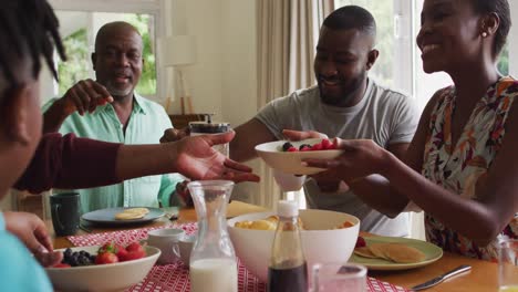 Familia-Afroamericana-De-Tres-Generaciones-Desayunando-Juntos-En-Casa