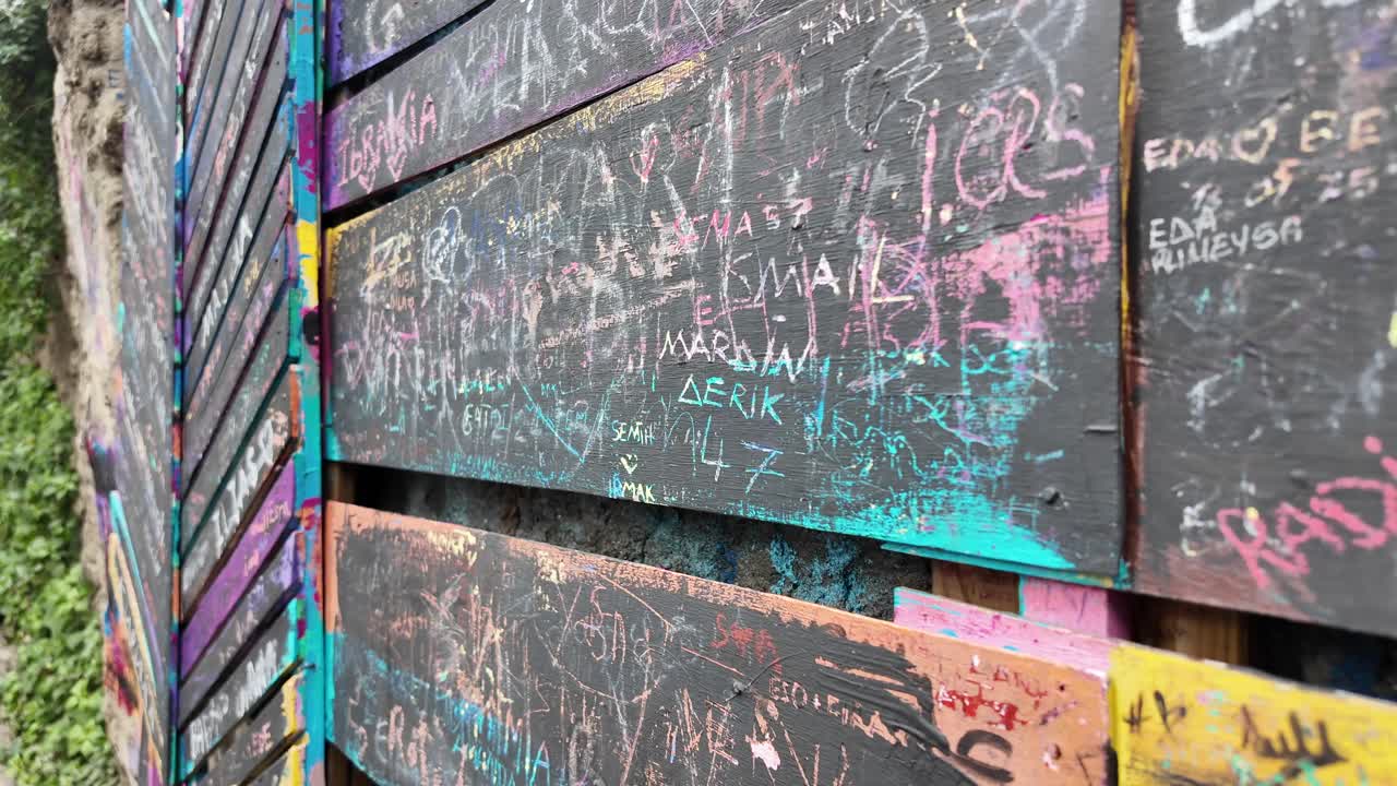 Graffiti su un muro di legno colorato