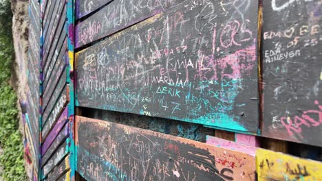 graffiti en una pared de madera colorida