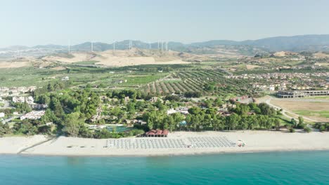 Panoramablick-Auf-Die-Küste-Kalabriens,-Das-Mittelmeer,-Den-Strand,-Landwirtschaftliche-Felder-Und-Windkraftanlagen-Im-Hintergrund,-Kalabrien,-Italien