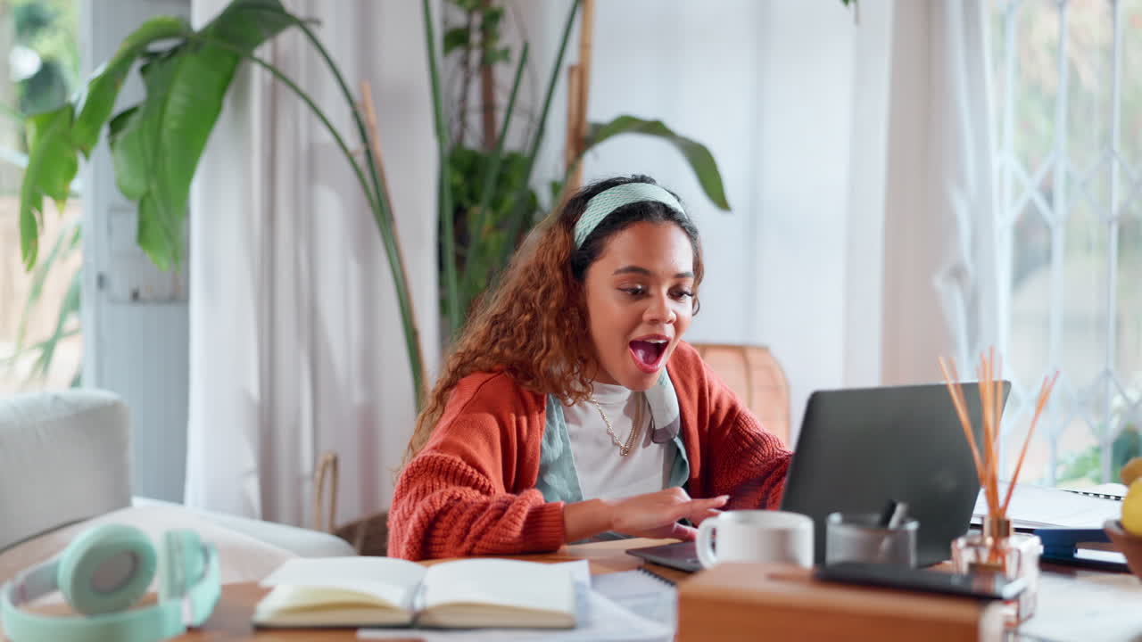 mujer celebrando el éxito del aprendizaje en línea