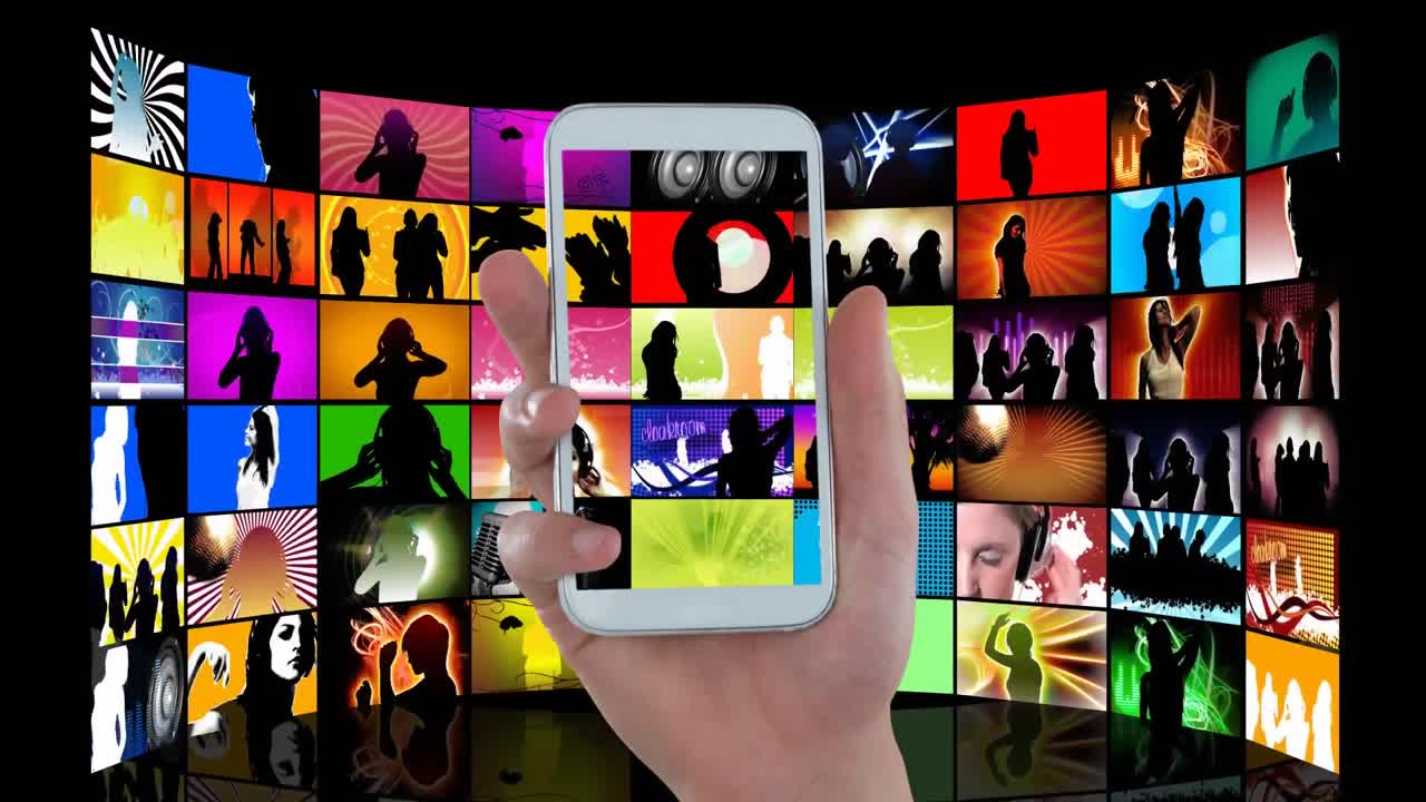 ⁇ 드폰과 lcd에 있는 비디오를 들고 있는 손