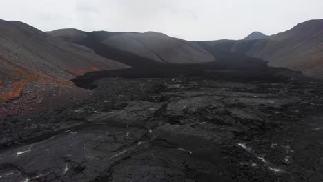 Caliente-Páramo-Ceniciento-Del-Volcán-Fagradalsfjall-Con-Campos-De-Lava-Negra